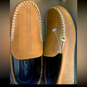 Van Heusan boys slip on dress shoe Size 3.5. New in box.